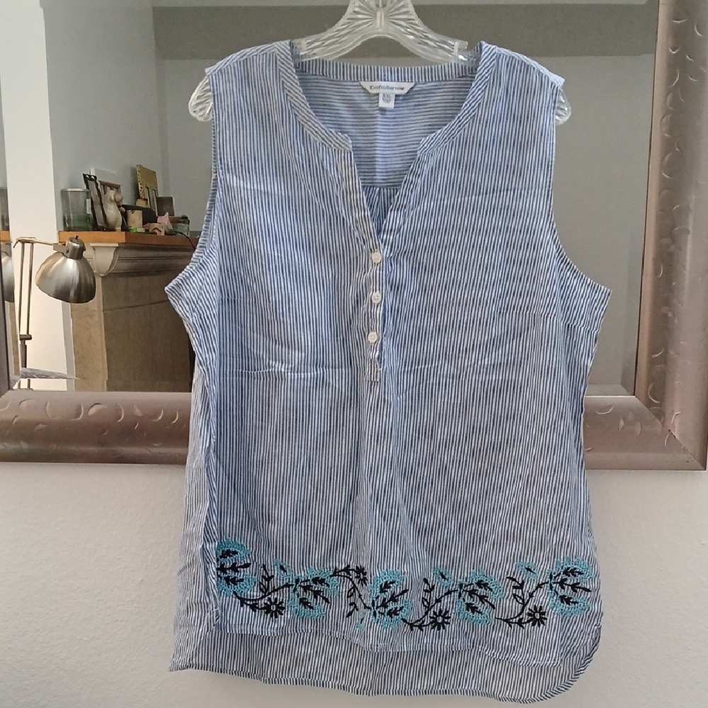 🩷3 FOR $15🩷Blue Sleeveless Blouse with Mandarin Collar and Floral Embroidery